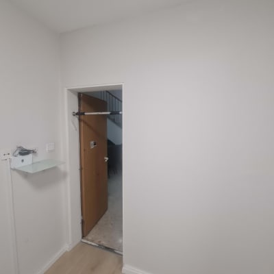 קיר צבוע בלבן עם דלת פתוחה