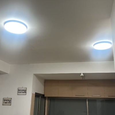 שני גופי תאורה עגולים מותקנים בתקרה