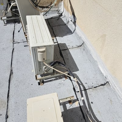 יחידות מיזוג אוויר על גג עם איטום גומי שחור