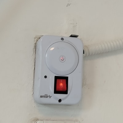 שקע חשמלי עם מתג הפעלה מואר