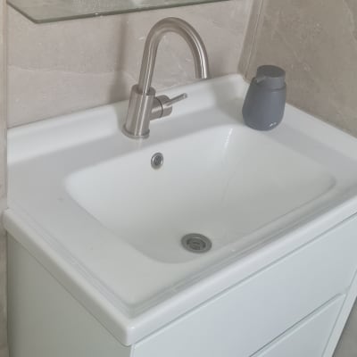 כיור עם ברז נירוסטה ומדף זכוכית