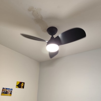 מאוורר תקרה עם תאורה דולקת