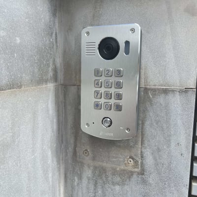 מערכת אינטרקום מותקנת על קיר בטון