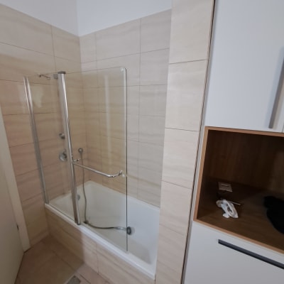 אמבטיה עם דלת זכוכית ומקלחת