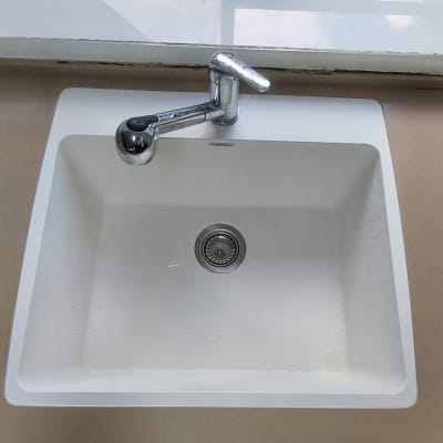 כיור שיש לבן עם ברז כרום