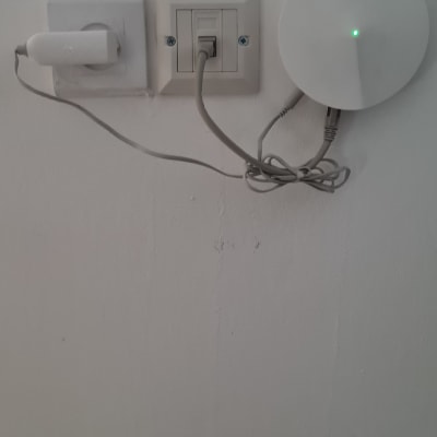 נתב רשת מחובר לשקע קיר עם כבל רשת