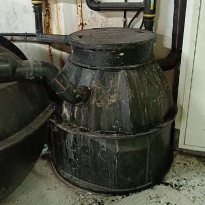 צנרת שחורה ומיכל גדול עם מכסה