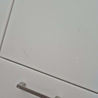 ידית ארון עם כתמים ולכלוך קל