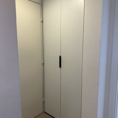 דלתות ארון לבנות עם ידית שחורה ודלת צדדית