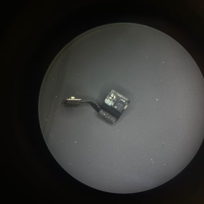 רכיב אלקטרוני תחת מיקרוסקופ בתחום המחשבים