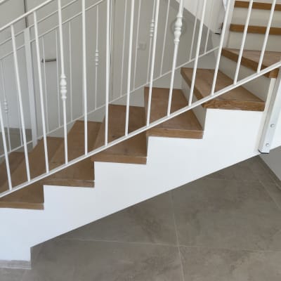 מדרגות עץ עם מעקה מתכת לבן