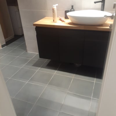 כיור עם סבון נוזלי ומברשת שיניים על השיש