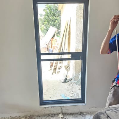 חלון אלומיניום מותקן בקיר לבן