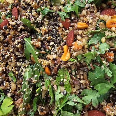 סלט עם שקדים, עלים ירוקים וגרעינים