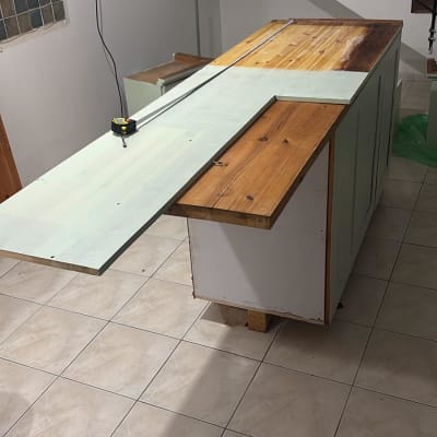 שולחן עבודה עם מדידה בחדר מדרגות