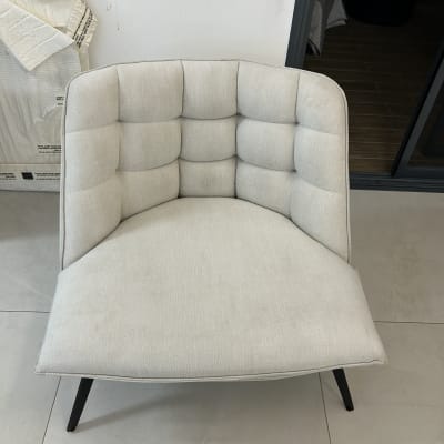 כיסא מרופד בצבע בהיר על רצפה בהירה