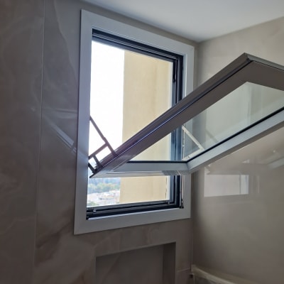 חלון אלומיניום פתוח עם מסגרת זכוכית