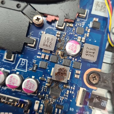 לוח אם עם רכיבים אלקטרוניים וחיבורים שונים