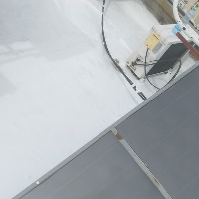 גג עם יחידות מיזוג אוויר וצנרת אטומה