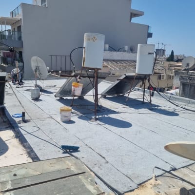 גג עם דודי שמש וכלי איטום