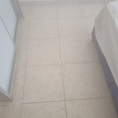 רצפת אריחים עם כוס נייר על הרצפה