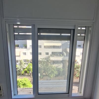 חלון עם תריסים נראים מבחוץ