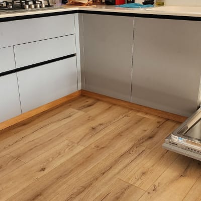 מדיח כלים פתוח במטבח מודרני עם ארונות אפורים