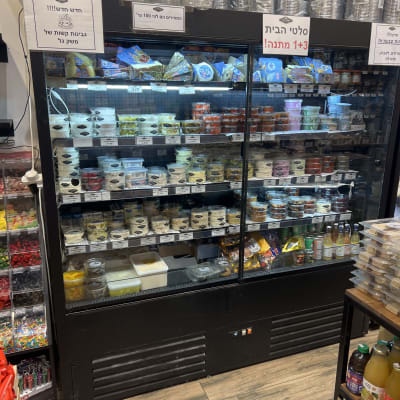 מקרר עם מוצרי חלב וגבינות, כוסות חד פעמיות מעל