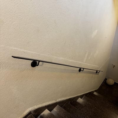 מעקה מתכת לאורך גרם מדרגות פנימי