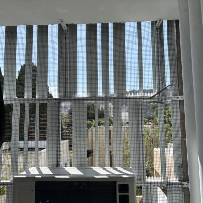 רשת מתכת מותקנת למניעת כניסת יונים למרפסת