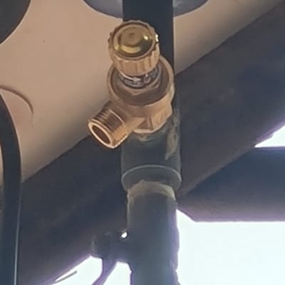 שסתום על צינור מתכת, חלק ממערכת חימום מים