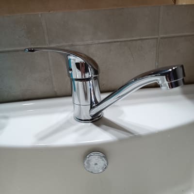 ברז כרום מותקן על כיור לבן