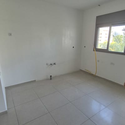 קיר לבן עם סימני צביעה, חלון גדול