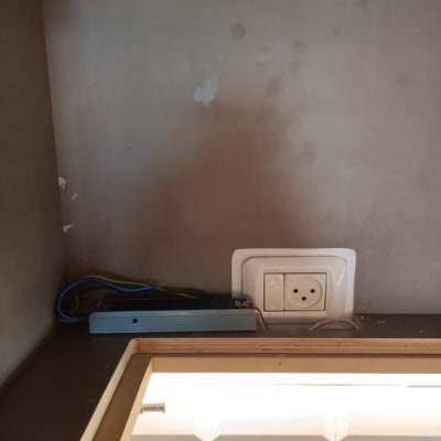 שקע חשמל, חוטים וממיר מתח על מדף