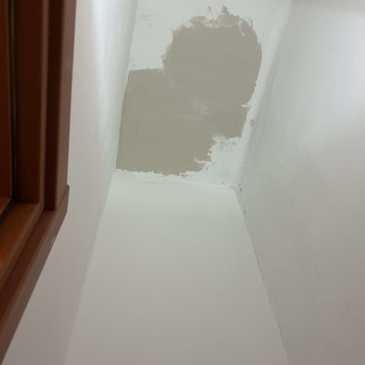 תיקון טיח על תקרה לבנה עם כתם