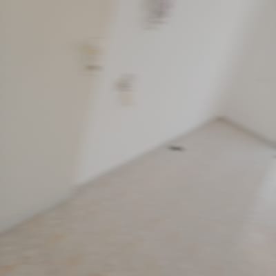 תמונה מטושטשת של קיר ורצפה בחדר ריק