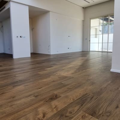 פרקט עץ כהה בחלל פנימי מואר