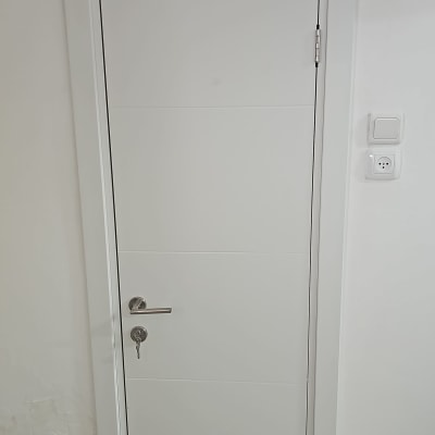דלת לבנה עם ידית ומנעול