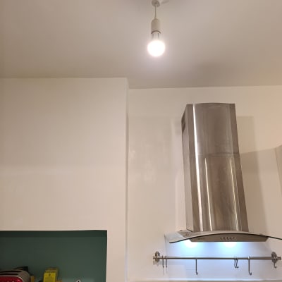 קיר צבוע במטבח עם מדף וארובה