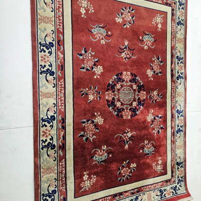 שטיח אדום עם דוגמאות פרחים צבעוניות