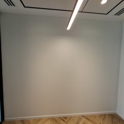 קיר גבס חלק עם תאורה עליונה