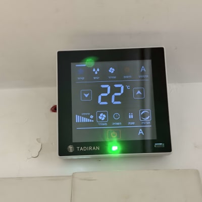 מסך בקרת מזגן עם טמפרטורה 22 מעלות