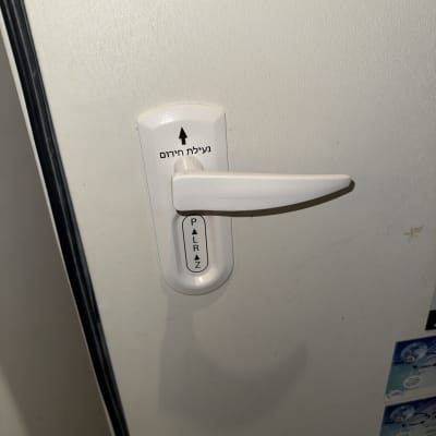 ידית דלת עם מנגנון נעילה