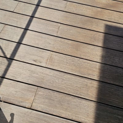 רצפת פרקט עץ עם צללים על המשטח