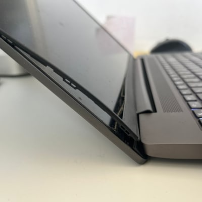 מחשב נייד עם מסך שבור על שולחן עבודה