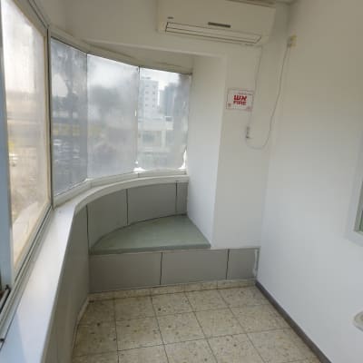 חדר עם קירות צבועים ומזגן