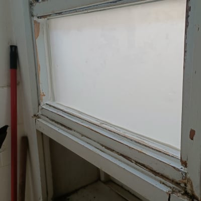 חלון עם מסגרת מתכת וחלון זכוכית מט.