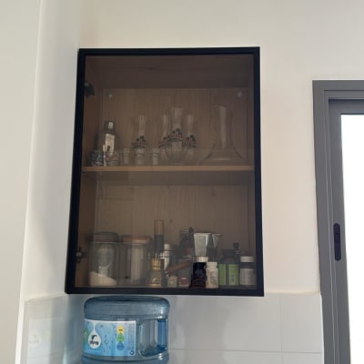 ארון מטבח עם כלים ומתקן מים