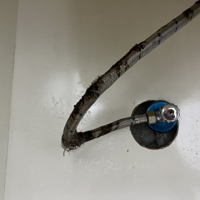 צינור מים עם חיבור מתכת על רקע לבן