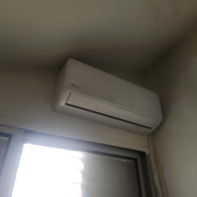 מזגן מותקן על קיר מעל חלון